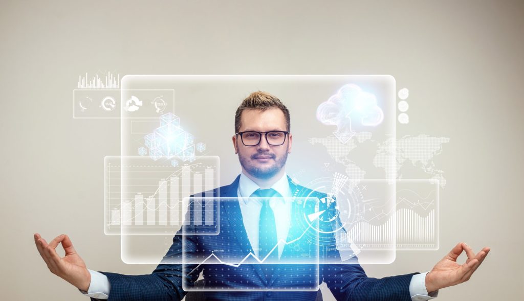Ein Geschäftsmann arbeitet im Büro an einem Laptop (Thema Business-Technologie). Ein emotionaler Geschäftsmann. Ein virtuelles Business-Diagramm mit künstlicher Intelligenz und einem Roboter-Assistenten.