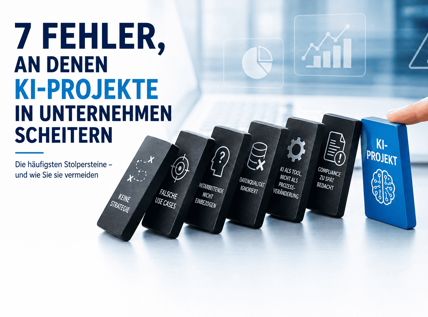 Eine Grafik zeigt einen Dominoeffekt bei der KI-Einführung im Unternehmen. Ein Finger stößt einen blauen Dominostein mit der Aufschrift "KI-Projekt" an, der droht, weitere Steine umzuwerfen. Auf diesen stehen die Fehler: Keine Strategie, Falsche Use Cases, Mitarbeitende nicht einbezogen, Datenqualität ignoriert, KI als Tool statt Prozessveränderung und Compliance zu spät bedacht. Links steht der Titel: "7 Fehler, an denen KI-Projekte in Unternehmen scheitern". (KI-generierte Darstellung)